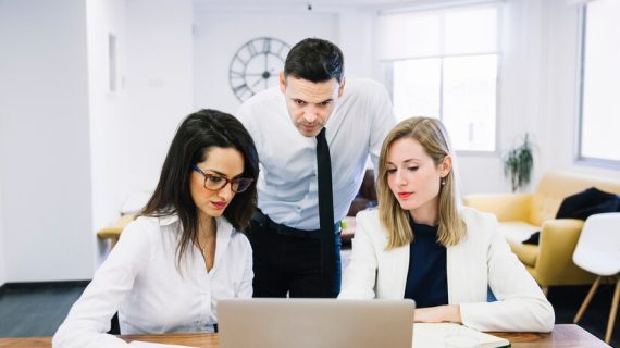 Bagaimana Digital Marketing Agency Menggunakan Analitik untuk Mengoptimalkan Kampanye?