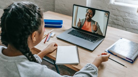 Peluang Bisnis: Menjadi Pengajar Online atau Tutor