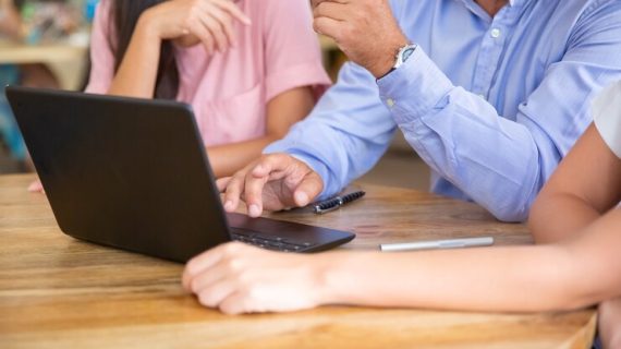 Cara Menggunakan Analisis Kompetitif untuk Mengidentifikasi Peluang