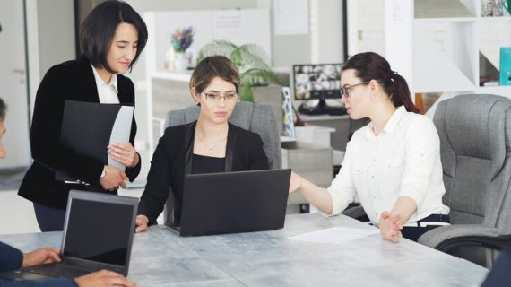 Perbandingan Antara SWOT dan TOWS: Apa Bedanya?