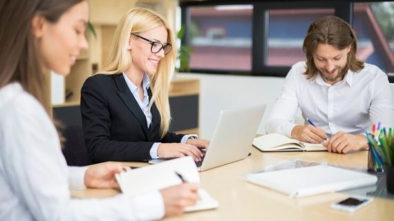 Bagaimana Teori Perilaku Konsumen Memengaruhi Pilihan Media Pemasaran