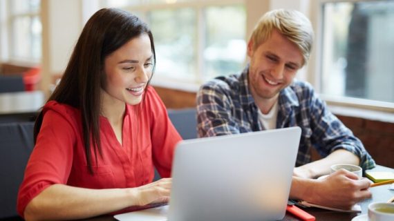 Mengapa Konsistensi Visual dan Tone of Voice Penting untuk Ekuitas Merek?