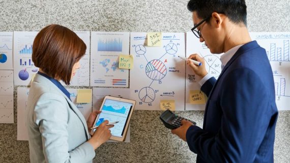 Menggunakan Data Analitik untuk Meningkatkan Strategi SEM dan SEO